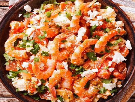 Гръцки скариди саганаки с домати, узо и сирене фета - снимка на рецептата